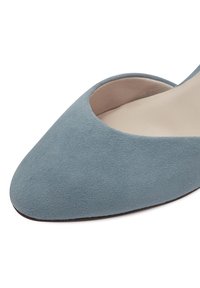 Zamršeni modri ballet shoe s koničastim nosom in izrezovanjem na straneh. Mehka tekstura, gladka notranjost. Enotna barva, minimalni poudarki.