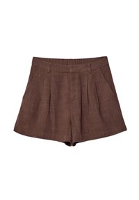 Pantalones cortos de lino marrón con cintura alta, que presentan pliegues, trabillas para cinturón y bolsillos laterales; textura suave y diseño entallado.