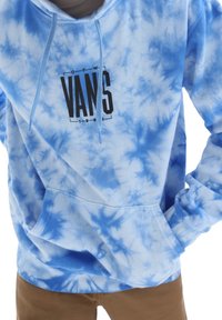 Felpa blu tie-dye con una texture morbida, dotata di tasca frontale e di un logo nero "VANS" sul petto. Stringhe sul cappuccio.