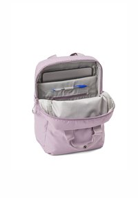 Lila Rucksack mit einem weichen Stoffäußeren, ausgestattet mit einem Reißverschluss-Hauptfach, Innenfächern und einer Laptoptasche.