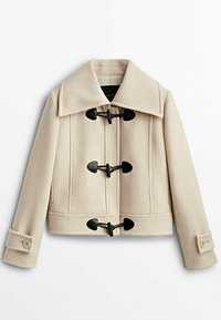 Beżowa kurtka o krótkim kroju z szerokim kołnierzem, czarnymi zapięciami na zaczepy oraz guzikowymi mankietami. Wykonana z fakturowanej tkaniny z pionowymi szwami.