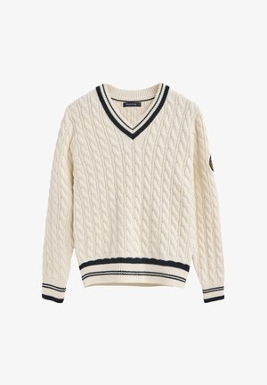 Cremfarbener Kabelstrickpullover mit V-Ausschnitt und navy-blauen gestreiften Rippbündchen und Saum. Enthält ein Abzeichen am linken Ärmel.