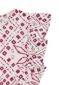 Bawełniany top z białą podstawą oraz różowymi abstrakcyjnymi wzorami diamentów i liści, z falbanianymi rękawami i okrągłym dekoltem.