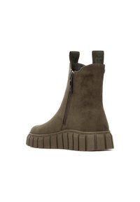 Stivaletti alla caviglia in suede verde oliva con zip laterale, dotati di una suola spessa e rigata per una maggiore aderenza e texture, e linguette per un facile indossamento.