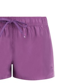 Lilla shorts med elastisk talje, snøre, der er bundet, og en lille logo på nederste højre side.