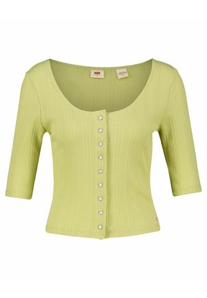 Haut en tricot côtelé vert clair avec un décolleté en scoop, des manches trois-quarts et des boutons en perles sur le devant. Le tissu a une texture douce.