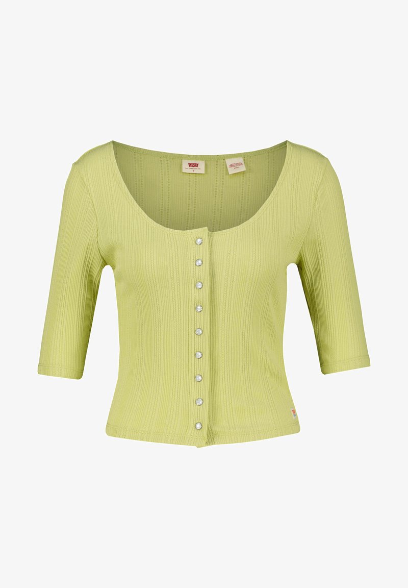 Haut en tricot côtelé vert clair avec un décolleté en scoop, des manches trois-quarts et des boutons en perles sur le devant. Le tissu a une texture douce.