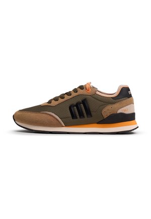 Scarpa sportiva bassa marrone e arancione con logo nero "m", materiali in suede e mesh, suola ammortizzata, vista laterale su sfondo bianco.