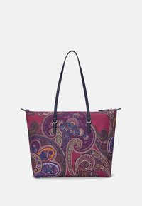 Fioletowa torba tote z wzorem paisley, z granatowymi uchwytami, gładką fakturą i zamknięciem na zamek. Dodatkowe detale w kolorze złotym i niebieskim.