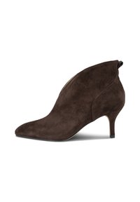Stivaletti alla caviglia in suede marrone con punta affusolata, tacco conico e taglio asimmetrico sul davanti. Presentano una texture liscia e una leggera lucentezza.