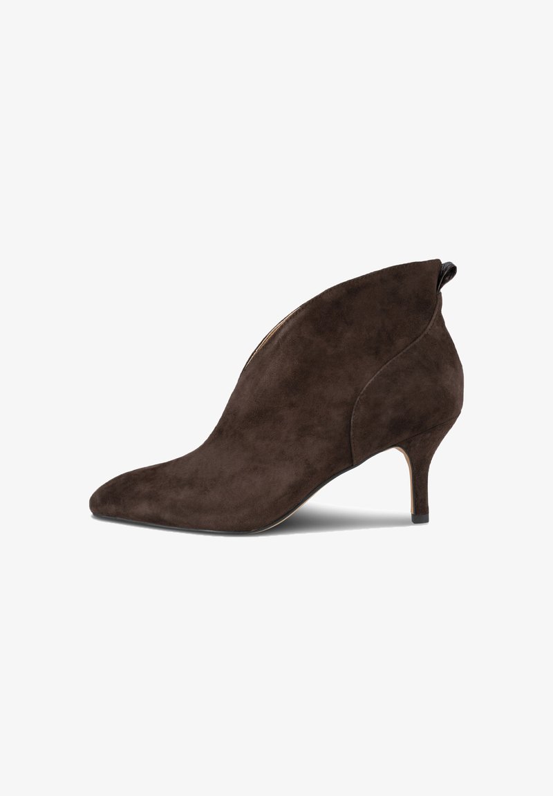 Stivaletti alla caviglia in suede marrone con punta affusolata, tacco conico e taglio asimmetrico sul davanti. Presentano una texture liscia e una leggera lucentezza.