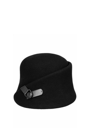Schwarzer Filz-Cloche-Hut mit geschwungener asymmetrischer Krempe und einem dekorativen schwarzen Leder-Schnallenriemen an der Seite.
