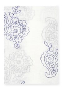 Witte stof met blauwe geborduurde bloem- en paisleymotieven. Heeft een zachte textuur met ingewikkelde details en vloeiende lijnen.