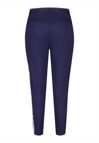 Marineachtige broek met een op maat gemaakte pasvorm, vlakke voorkant en twee achterzakken. Zijkanten met witte strepen zorgen voor een sportieve accent.