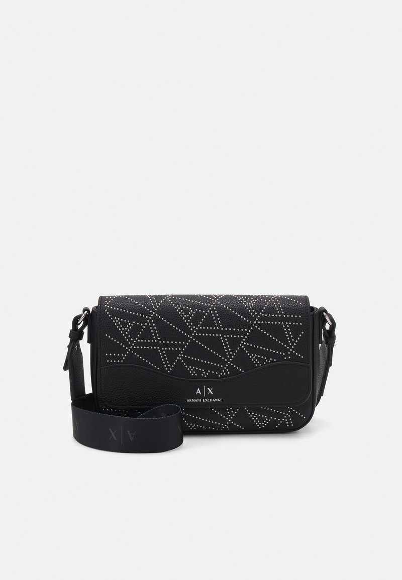 Le sac bandoulière noir présente des motifs géométriques cloutés, une finition lisse et texturée, ainsi qu'une bandoulière réglable avec un détail de logo.
