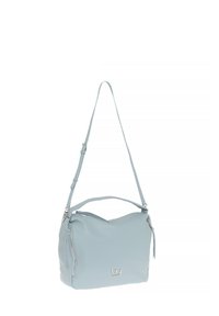 Borsa in pelle azzurro chiaro con forma curva, chiusura con zip superiore e due opzioni di trasporto: una tracolla lunga regolabile e un manico corto.