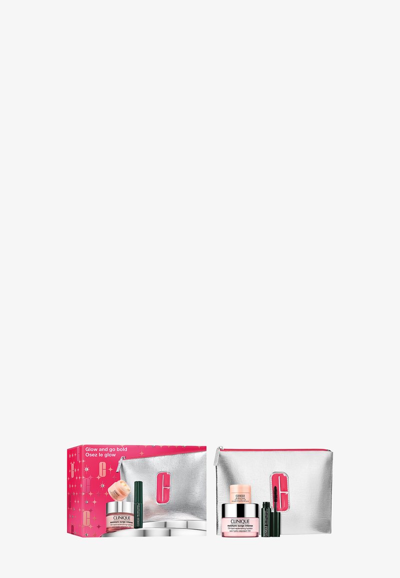 Clinique kosmetisk gavepakke med en sølvfarget glidelåsveske, rosa boks, to kremkrukker og en mascararør. Elegant design med blanke teksturer og klare farger.