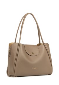 Sac à main en cuir taupe avec deux longues bandoulières, rabat avant avec un bouton doré et petit logo "Lancaster Paris" en or.