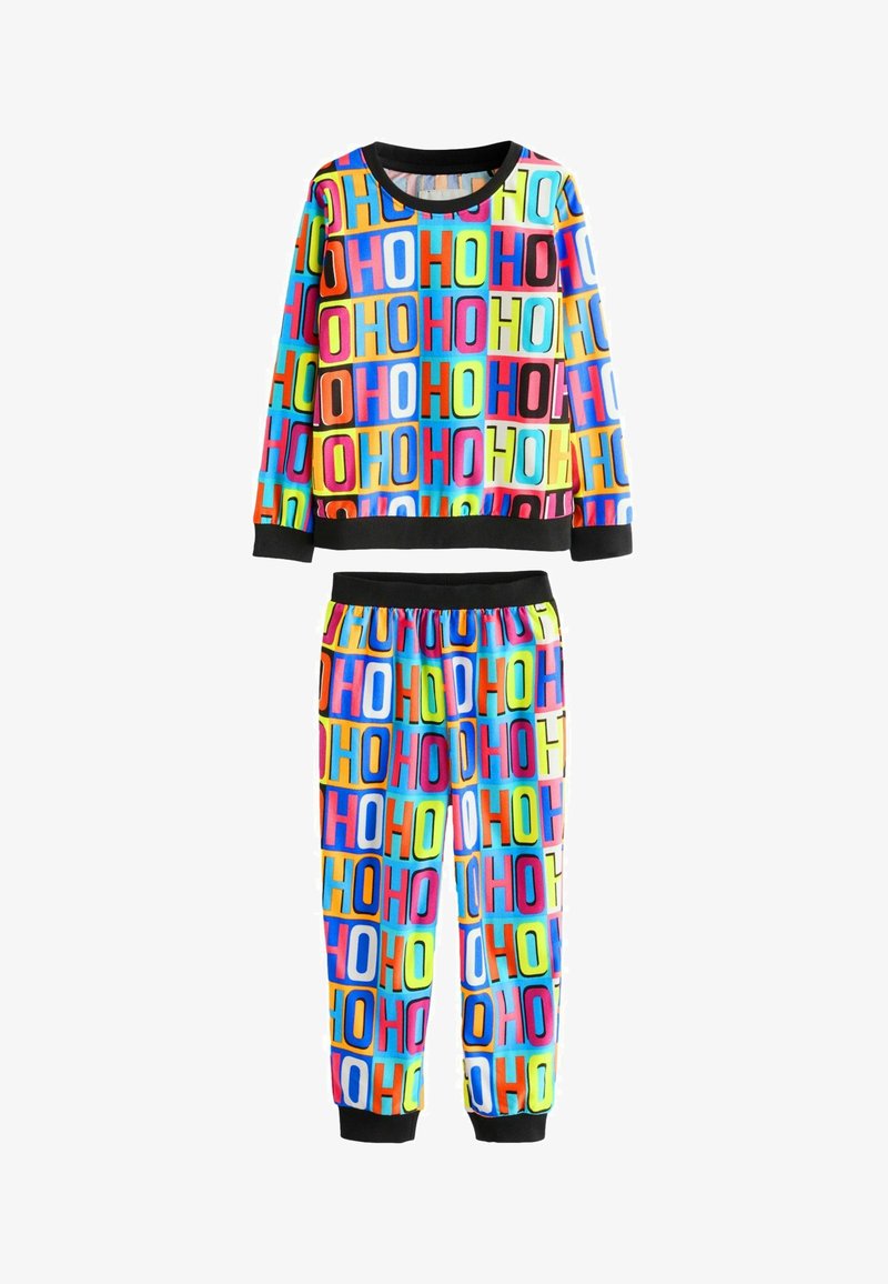 Farebný dvojdielny pyžamový set s živým vzorom "HO" na modrom pozadí. Vyrobený z mäkkej tkaniny s čiernym lemom na rukávoch a páse.