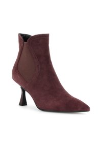 Burgundy mockasinfärgade ankelboots med spetsig tå, elastisk sidopanel och utsvängd kittenheel.