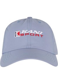 Šviesiai mėlyna kepurė su kreipta skyle, su balta ir raudona siuvinėta "KANI SPORT" logotipu. Audinys turi glotnią tekstūrą su siuvinėjimo akcentais.