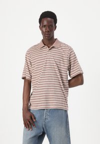 Stribet polo shirt i beige og hvid, korte ærmer, ribbet krave, afslappet pasform, bomuldsstruktur, let glans, afslappet design.
