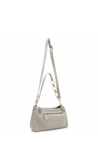 Graue Handtasche aus Kunstleder mit strukturiertem Design, einer vorderen Reißverschlusstasche und Akzenten aus zweifarbigem Kette und Tragegurt.
