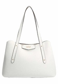 Sac à main blanc texturé avec deux longues anses, doté d'une plaque logo en métal doré sur le devant et de surpiqûres noires contrastantes.