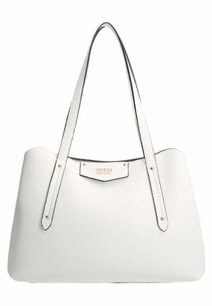 Borsa bianca con trama, dotata di due manici lunghi, caratterizzata da una targhetta con logo in metallo dorato sulla parte anteriore e cuciture nere a contrasto.