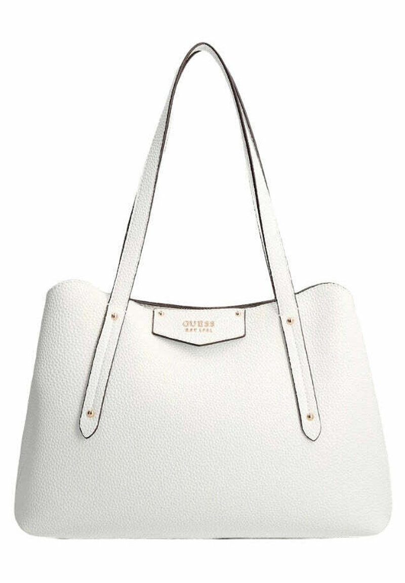 Sac à main blanc texturé avec deux longues anses, doté d'une plaque logo en métal doré sur le devant et de surpiqûres noires contrastantes.