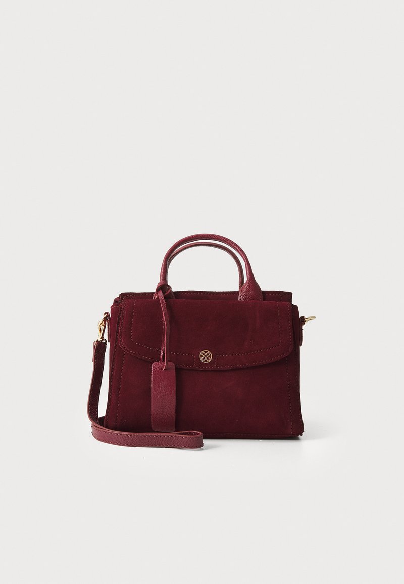 Burgundy suede taske med en struktureret design, top-håndtag, aftagelig skulderrem og en frontklaplukning med et guldaccent.