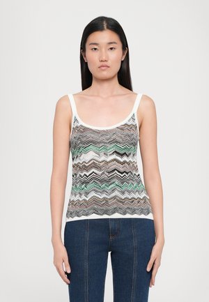 Débardeur à motif zigzag multicolore avec bretelles fines, présentant des nuances de vert, blanc, noir et marron. Fabriqué à partir d'un tissu texturé.