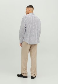 Jack & Jones JORBILL OVERSIZE UNISEX - Camisa - bright white stripe