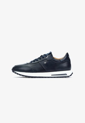 Navyblaue Leder-Sneaker mit einer weißen Zwischensohle, Schnürsenkeln und einer glatten Oberfläche. Verfügt über minimale Akzente und ein klassisches sportliches Design.