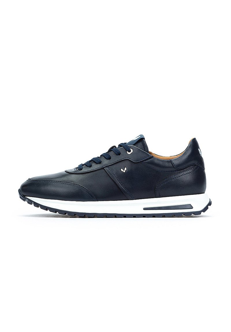 Navyblaue Leder-Sneaker mit einer weißen Zwischensohle, Schnürsenkeln und einer glatten Oberfläche. Verfügt über minimale Akzente und ein klassisches sportliches Design.