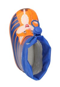 Botte en caoutchouc orange et bleue avec un design de renard, dotée d'un revers en tissu bleu, d'une forme fuselée et d'une semelle texturée pour une bonne adhérence.