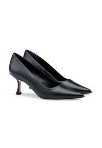 Tacchi alti in pelle nera con punte appuntite e un design unico del tacco a blocco, caratterizzati da una superficie liscia e dettagli di cucitura minimi.