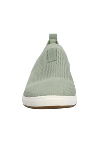 Zapato slip-on verde claro con parte superior de malla texturizada, punta redondeada y suela de goma blanca con un acento marrón en la parte inferior.