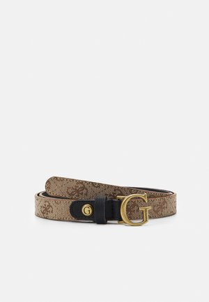 Ceinture marron à motif avec une boucle en cuir noir et une grande boucle dorée "G" sur fond blanc.