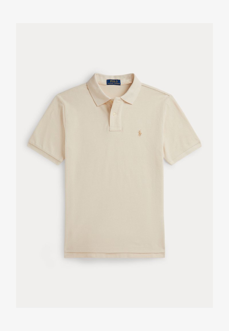 Polo beige de algodón suave, con cuello clásico, tapeta de tres botones y pequeño logo bordado en dorado en el pecho izquierdo.