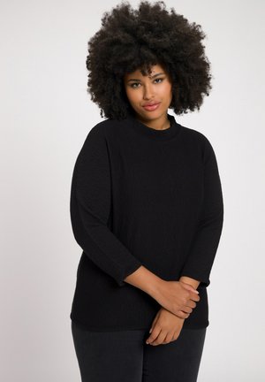 Maglia dal taglio oversize con volant, scollo a girocollo e maniche lunghe, rosso rosa | Ulla Popken Maglia dal taglio oversize con volant, scollo a girocollo e maniche lunghe, rosso rosa | Ulla Popken