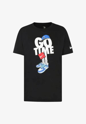 T-shirt nero con testo bianco in grassetto "È ORA DI INIZIARE", un cappellino blu e una grafica di scarpe da ginnastica con accenti blu e bianchi.