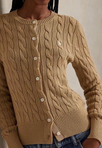 Bež kardigan od pletenog pamuka s rebrastim rubom i manšetama, s bijelim gumbima i malim vezanim logotipom na prsima.