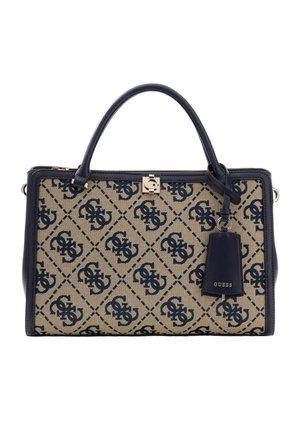 Sac à main rectangulaire beige et marine avec motif matelassé de logos « G » entrelacés, anses marines et une étiquette marine suspendue portant la mention « GUESS ».