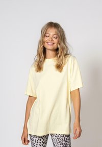 OH APRIL Základné tričko - lemon
