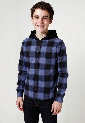 Langarm-Flanellhemd in Blau und Schwarz, mit durchgehender Knopfleiste, Brusttasche und einer kontrastierenden schwarzen Kapuze. Weicher Stoff.