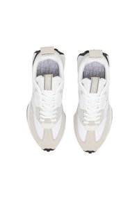 Baltas un bēšas krāsas sporta apavi, kas izgatavoti no ādas un zamša apvienojuma, ar polsterētu apkakli, šņorēm un teksturētu melnu zoli.