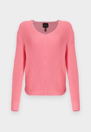 Pull en laine rose avec un col en V, manches longues, texture côtelée et détails en diagonale sur le devant. Tissu lisse et silhouette ajustée.