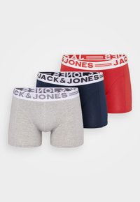 Drei Paare Boxershorts in Grau, Marineblau und Rot. Jede Shorts hat einen kontrastierenden Bund mit dem Logo "JACK & JONES" in Weiß.