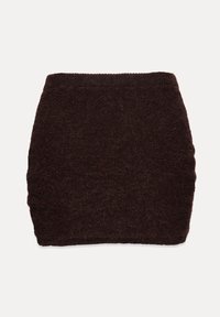 Sötétbarna bolyhos kötött mini szoknya, egyszerű, testhezálló sziluettel, sima fehér háttér előtt.